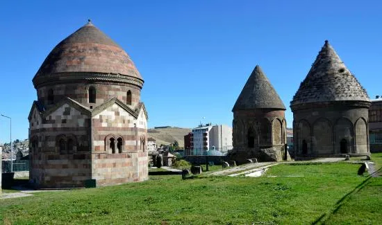 ÜÇ KÜMBETLER